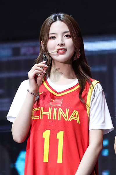 杨超越男篮世界杯口误惹争议