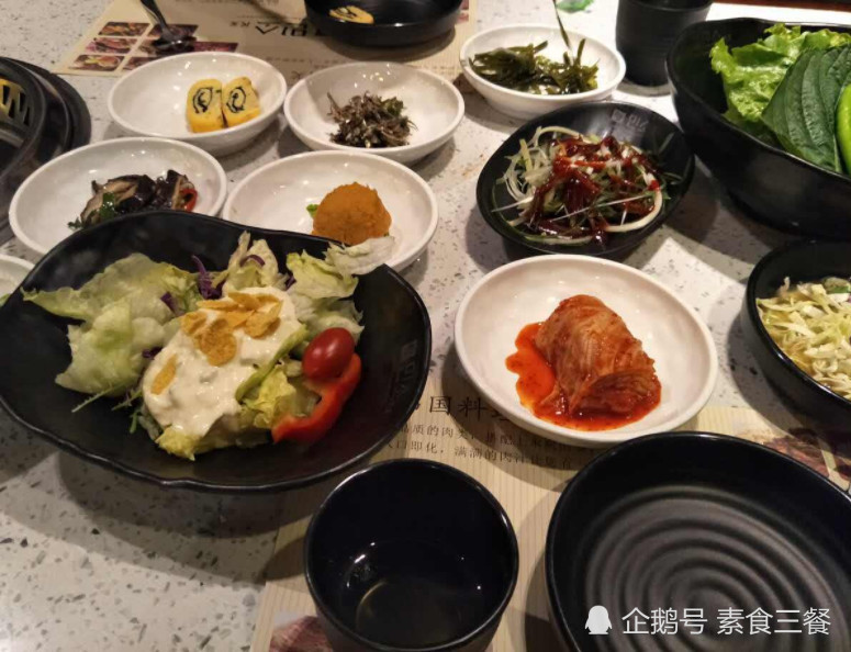 真实韩国普通家庭晚餐!一群人吃一道菜肉只给