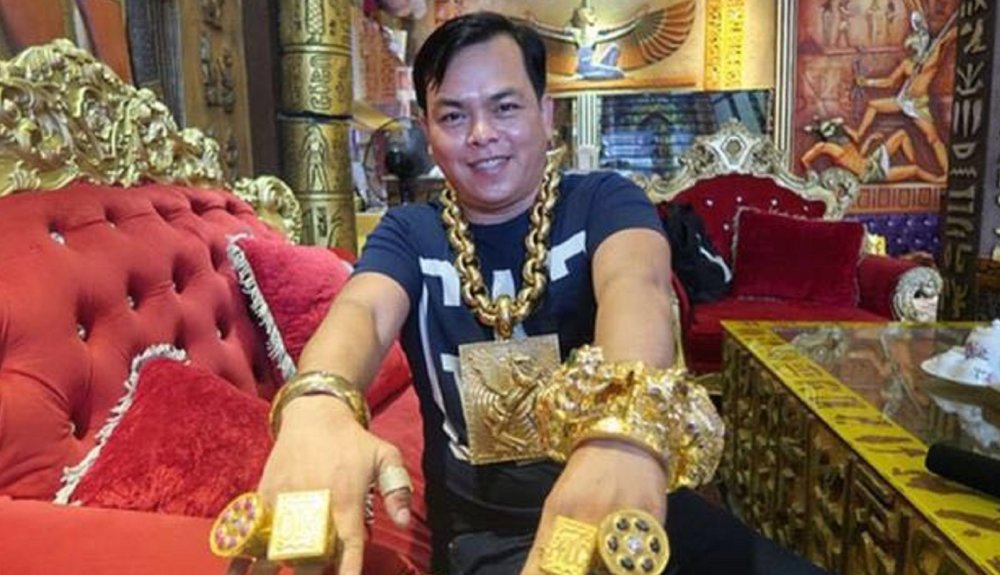 越南富豪爱戴大金链,全身上下十公斤黄金傍身,一年后