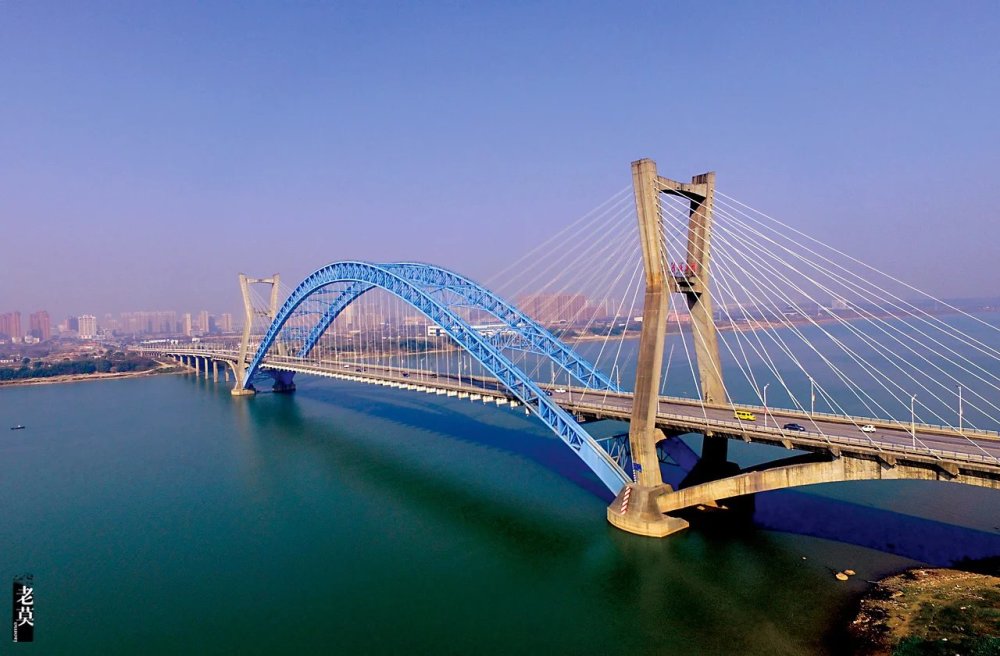 湘潭市湘江四大桥,又称莲城大桥,连接湘潭市二环线和320国道.