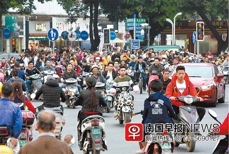 南宁晚装头盔:戴发型弄乱车主,v晚装齐肩!你怎金泰熙电驴相亲发图片