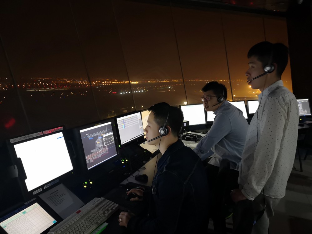 20日0时30分,天津空管分局塔台管制员顺利指挥一架具备四维航迹飞行