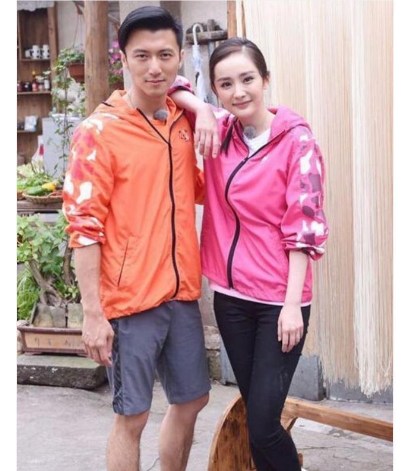 杨幂懒理与谢霆锋恋情绯闻,罕见穿素雅旗袍韵