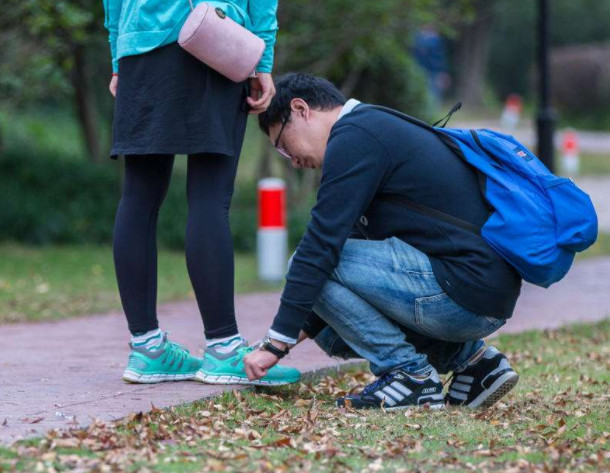 男票蹲下给你"系鞋带",求生欲满满的!3种内心想法揭露