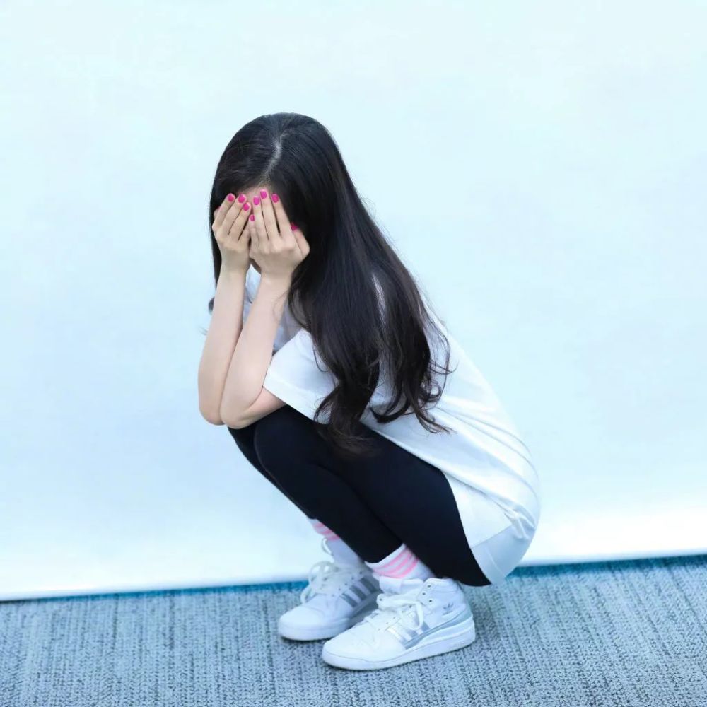 杨幂晒出了一组托腮卖萌后捂脸的照片