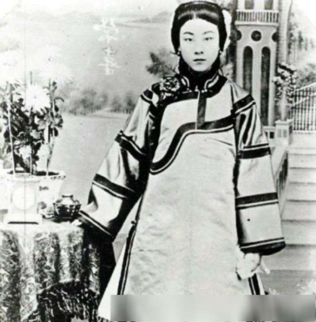 民国老照片:烟花之地也分三六九等?第三张的风