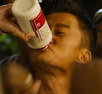 战狼:吴京干儿子拿出茅台,黑人的表情扭曲了,会喝酒的