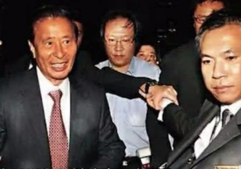 香港富豪李兆基宣布退休由两儿子接班,至此香港四大家族全部交棒