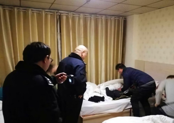 情侣住酒店碰到警察