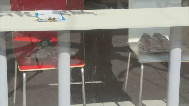 振鼎鸡夜班员工洗衣服晾在就餐区 该店已停业