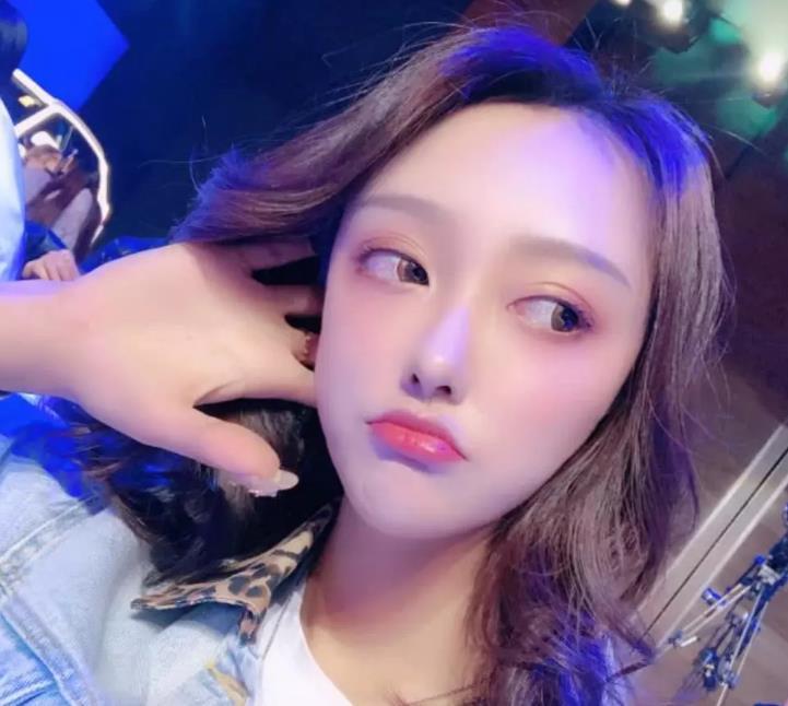 抖音第一美女网红被逼卸妆,看清素颜的模样后,粉丝:你