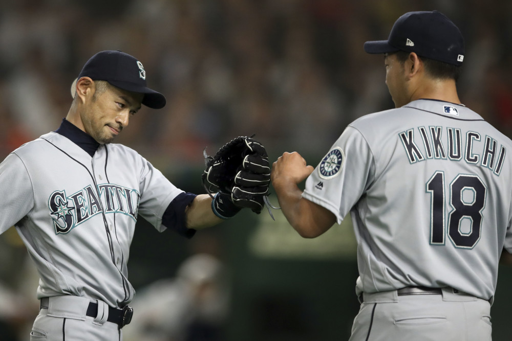 铃木一朗噙泪谢幕球迷起立致敬 菊池雄星击掌