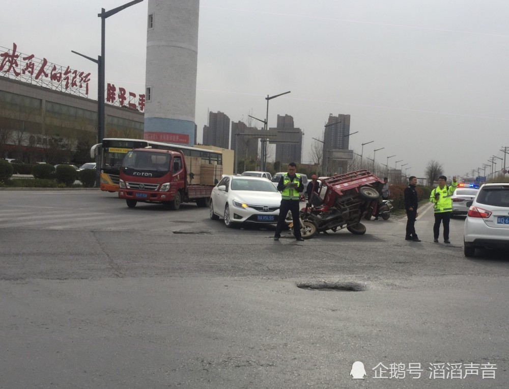 咸阳秦皇北路与咸平路丁字口发生一起车祸