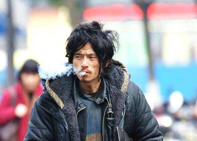 博学流浪汉走红网络,成群美女围着他自拍,堪比当年的"