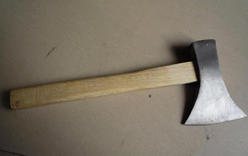 鞍山男子喝高闯4S店 用板斧砸坏新奔驰