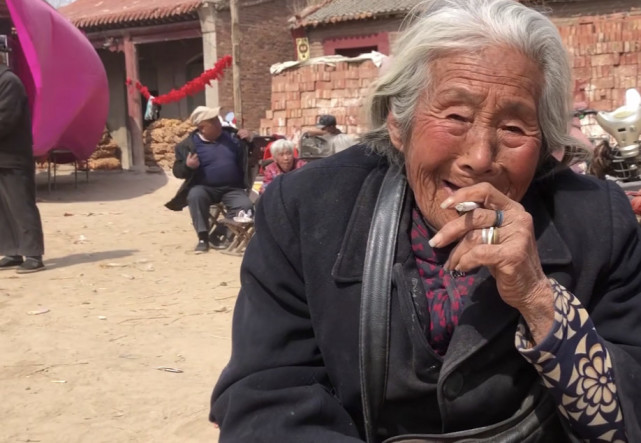 农村82岁老奶奶吸烟40年,身体状况让人很惊讶,每天自己赚钱
