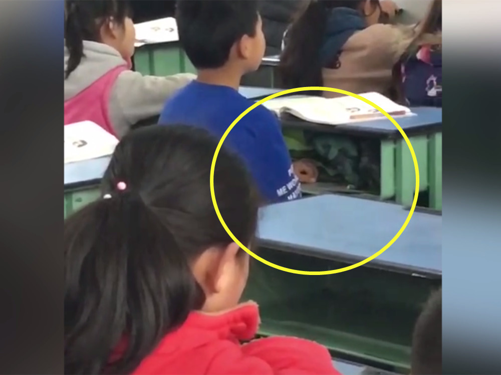 小学生上课偷吃零食，不料都被班主任拍下了，网友:童年阴影