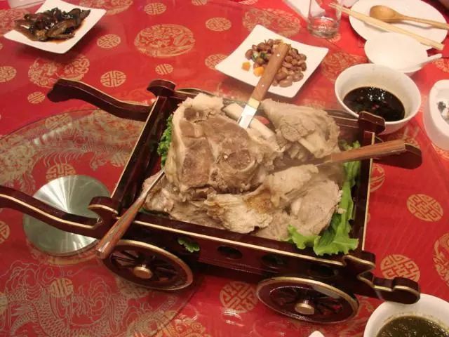 蒙古特色美食——手扒肉