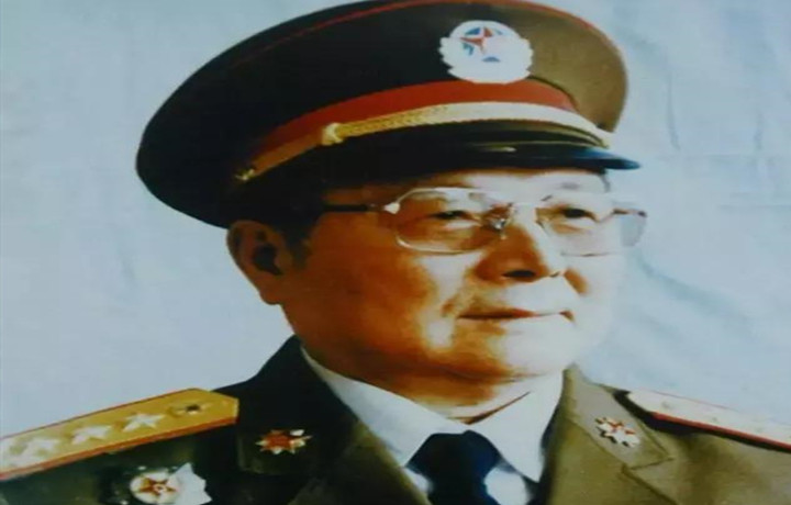 这个百岁上将是中国"二炮"的奠基人,一生经历过两次授衔