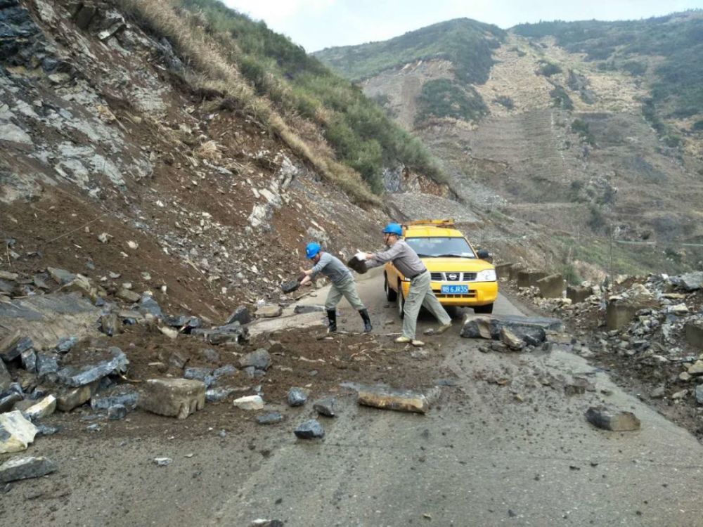 黄石一地发生山体滑坡 飞石滚落