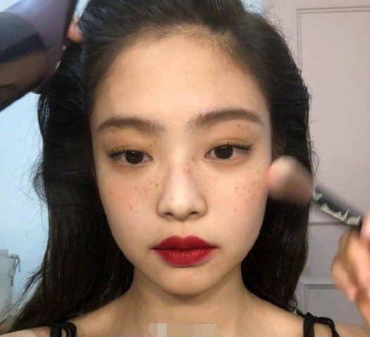 同样是雀斑妆:宋祖儿气质突变,宋茜认不出,金智妮最出众!