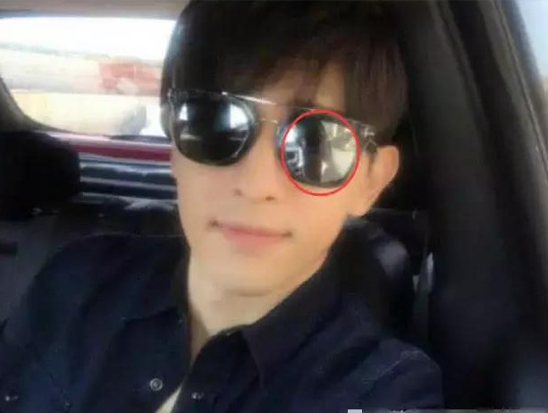 邓伦耍酷自拍,没想到墨镜反光的信息量太大,网友:镜里到底是谁