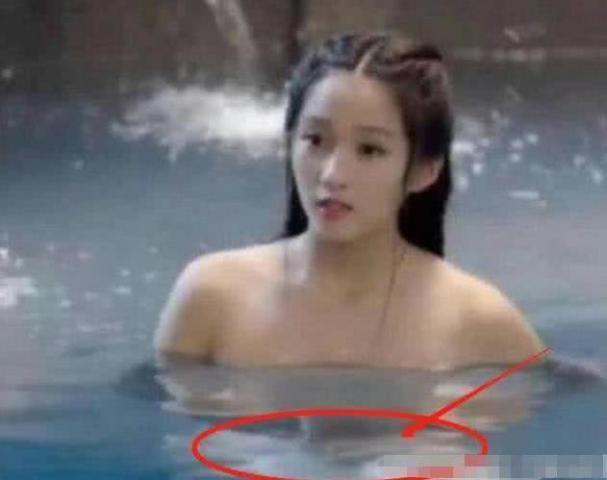少儿不宜的穿帮镜头,关晓彤洗澡时暴露了啥?网友:图2咋黑乎乎