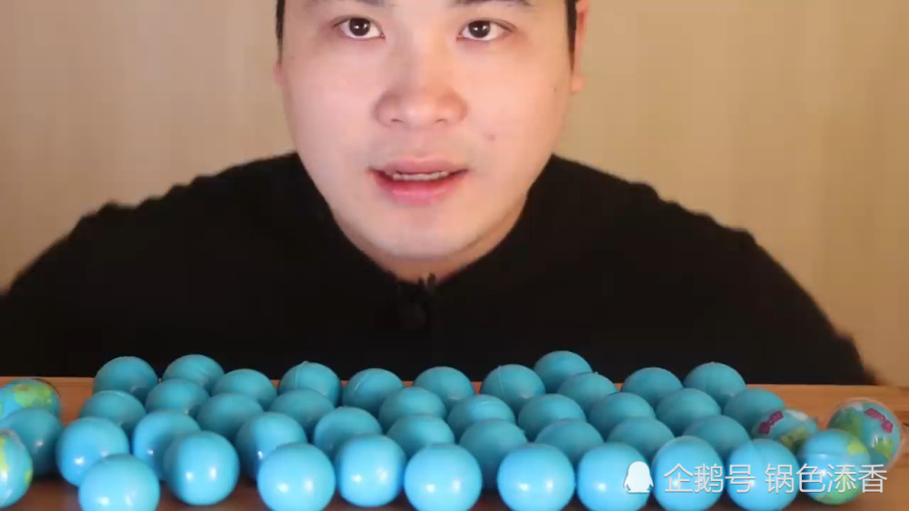 大胃王吃满桌子蓝色葡萄,仔细看清后,不禁要