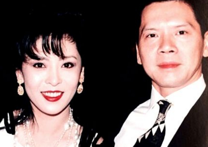 网友们看到向太陈岚年轻时候的照片不禁直呼:真厉害!