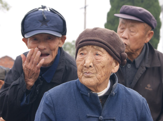 心理学测试:以下4位老人,哪一位最慈祥?测出你婚后到底幸福吗?