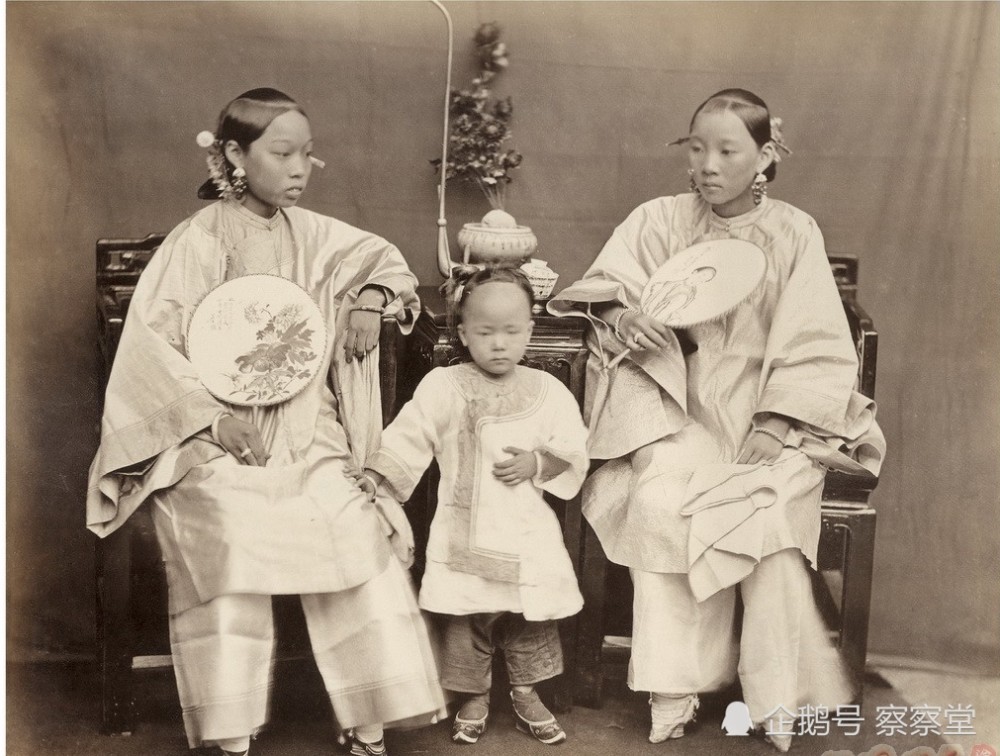 老照片:晚清巨富和贵族家庭合影，拥有三妻四妾的少之又少