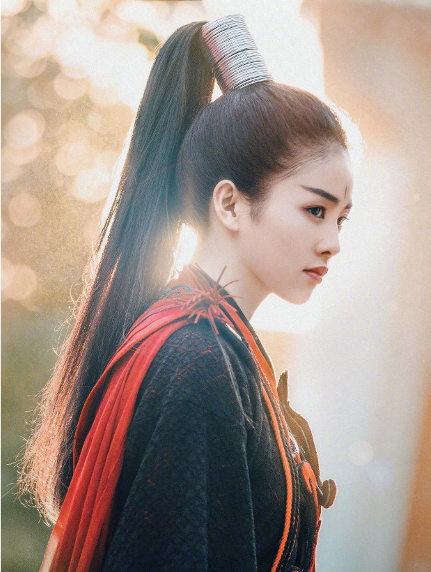 白鹿女扮男装穿军装,脖子都看不见了,还是古装长发好看