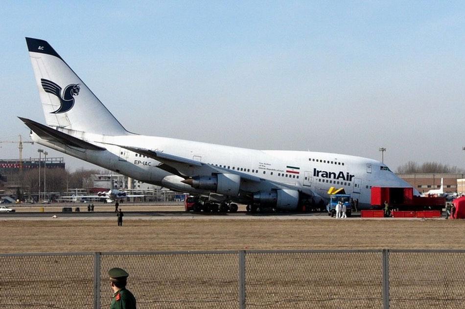 伊朗航空公司的一架空客a319客机在降落时冲出跑道,所幸机上110人全部