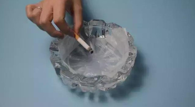 为什么要在烟灰缸里放一张纸巾?看到效果后,网友:太聪明了!