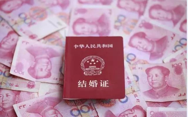 一对情侣同居后分手:男方要求退还彩礼,结果拿