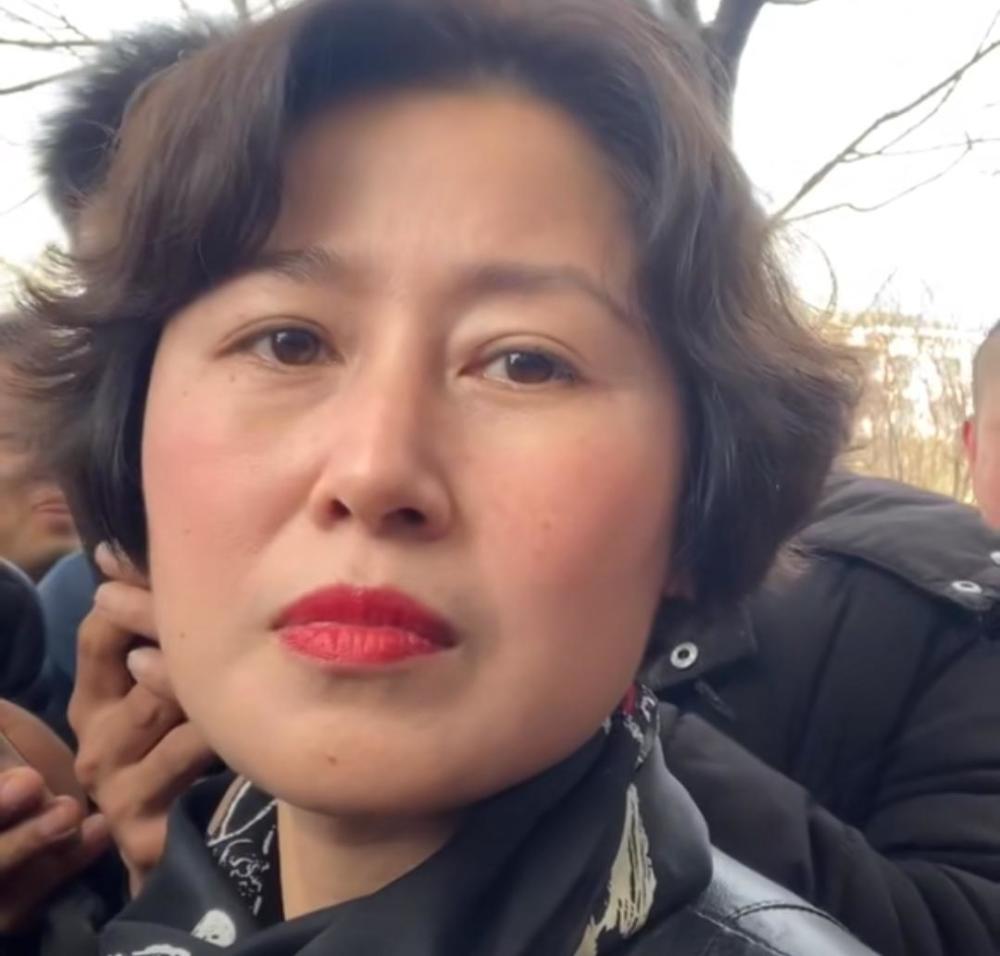 流浪"大师"沈魏走红,中年女粉丝沈师娘一夜爆红吸粉三十多万