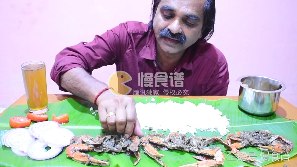 不愧是印度的吃播,一碗白饭,3个螃蟹,一个洋葱