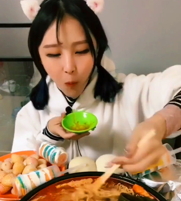 猫妹妹提前去掉大胃王头衔