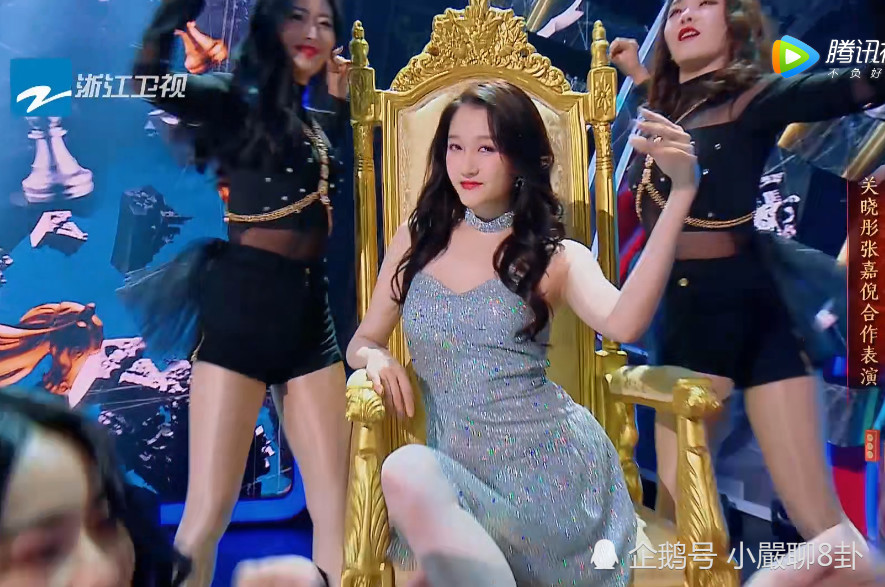 关晓彤的脚竟然这么长?脚部镜头放大十倍,90%女生已经