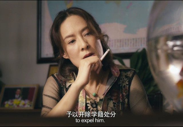 夏洛特烦恼:夏洛妈妈当校长面散头发,注意校长第一反应,流氓?