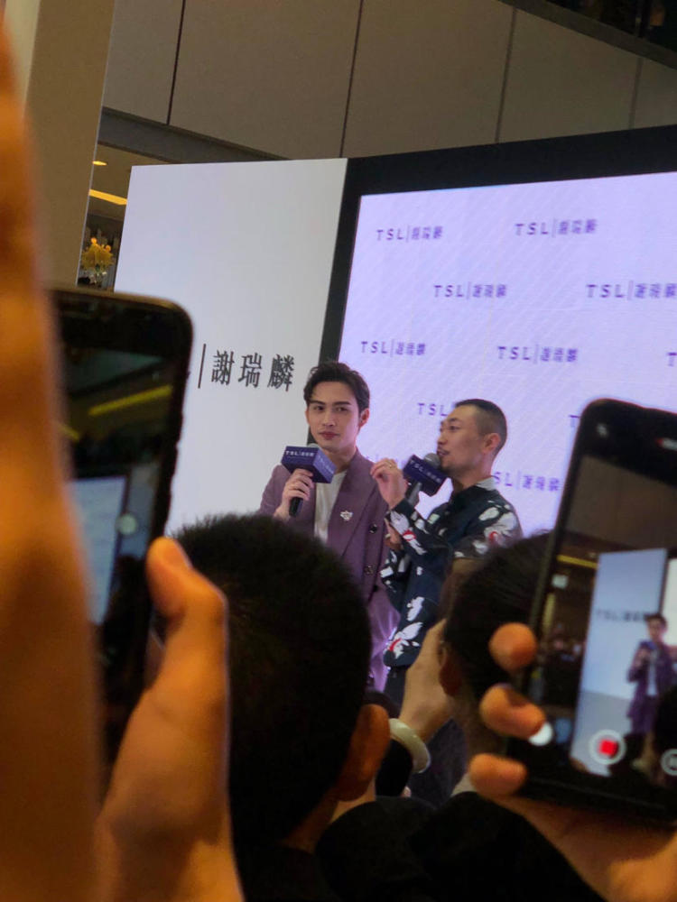 据网友爆料,刚刚在北城天街那家冬生老火锅偶遇了男神张彬彬,真人比