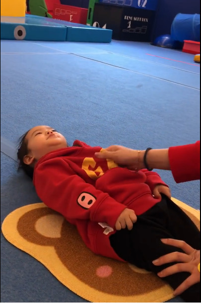 杨云晒两岁女儿做仰卧起坐，欢欢表现惊艳，努力的模样像极了爸爸