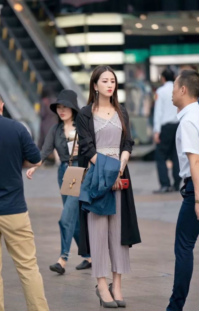 高跟鞋简约又时尚，搭配出街为女生魅力加分不少