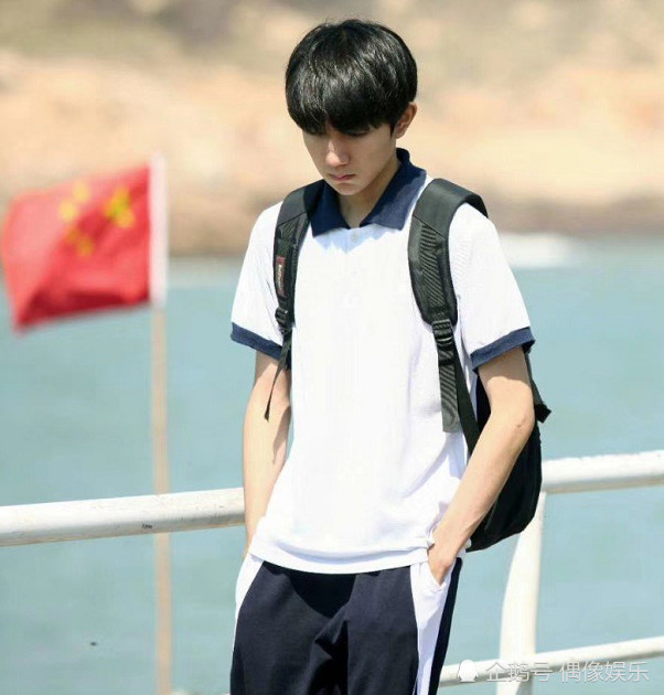 有一种"校服"叫王源,本以为会很土,却意外的被学生争相模仿