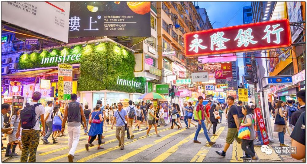 而我们香港的设计风格更加接近日本,巨大的灯箱和霓虹灯交相辉映.