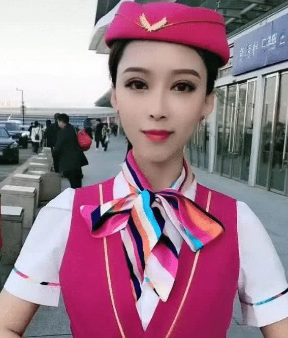 抖音"最美空姐"火了,看到她素颜后,网友:是我孩子的妈