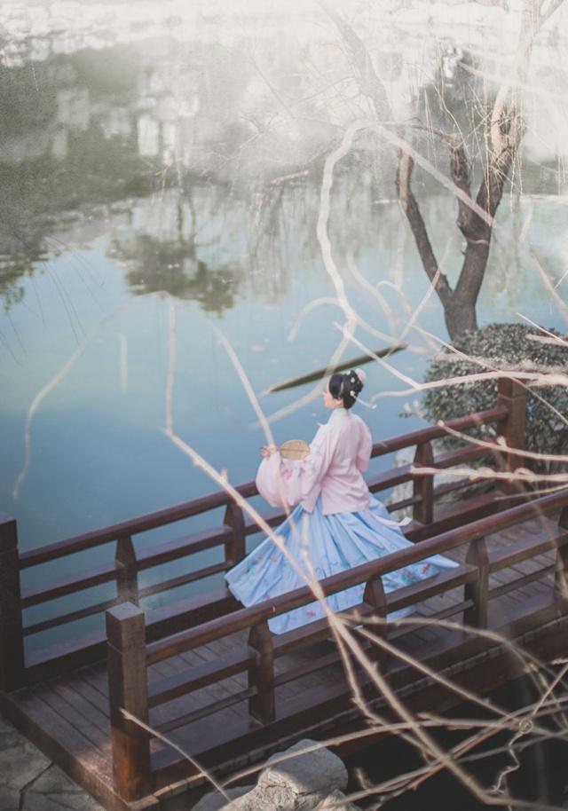 汉服古风:梅萼冰融,柳丝金浅,绪风还报初春