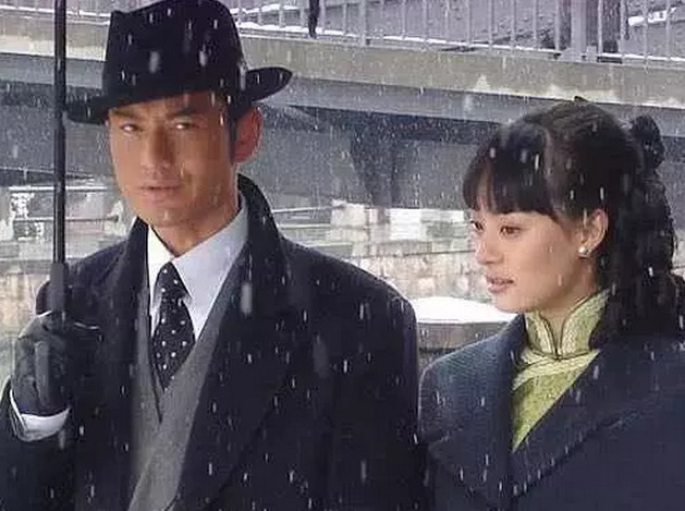 《上海滩》同是"许文强"给冯程程打伞,差距咋那么大呢!