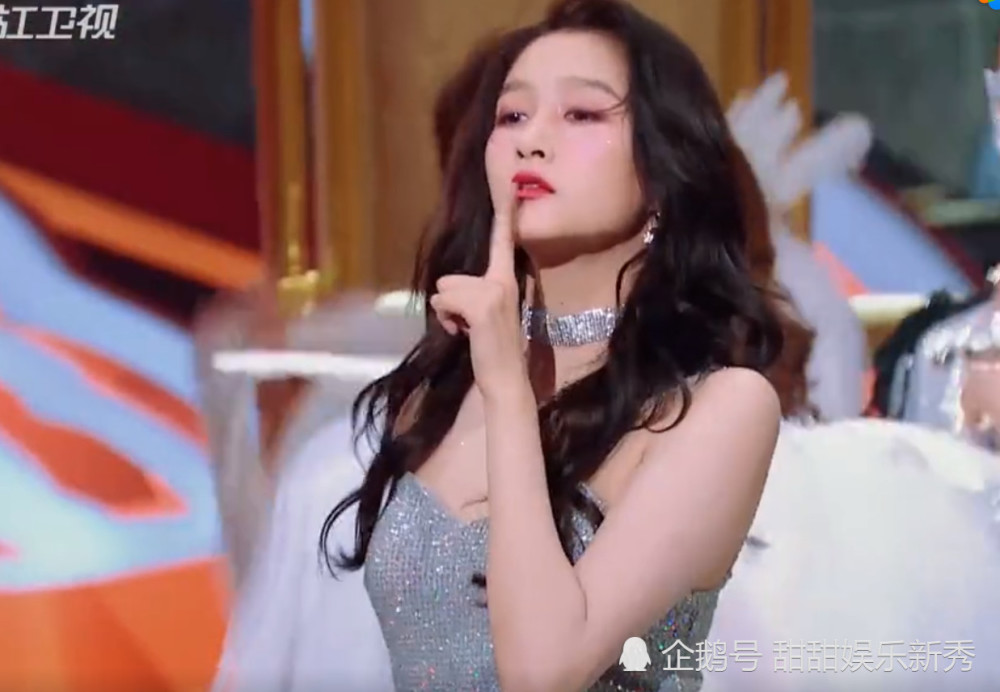 关晓彤手指到底有多美?当她双手抚裙摆的那一刻,网友集体沦陷了