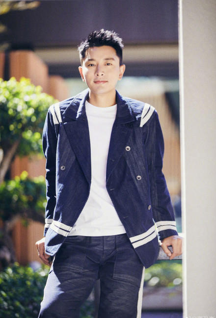 李小璐被传求复合,贾乃亮晒帅照未戴婚戒心情